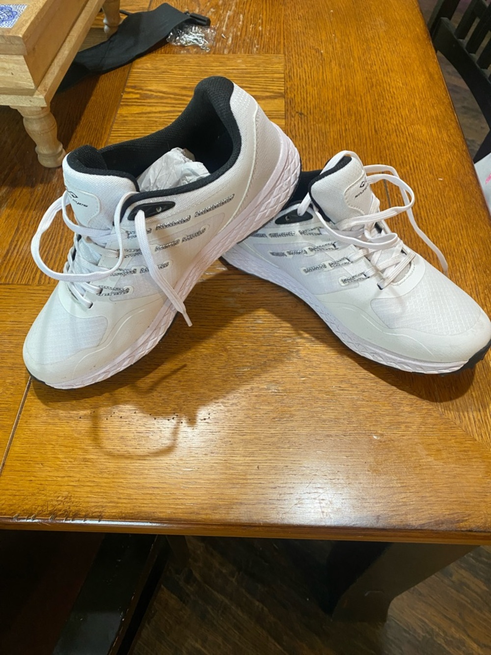 White mens golf shoe with Black Lining